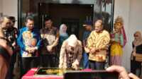 Menteri Tenaga Kerja Ida Fauziyah menandatangani prasasti peresmian Balai Latihan Kerja di Bati, Kecamatan Tebing, Kabupaten Karimun, Kamis (11/7/2024) sore. (jurnalterkini.id/jansen)