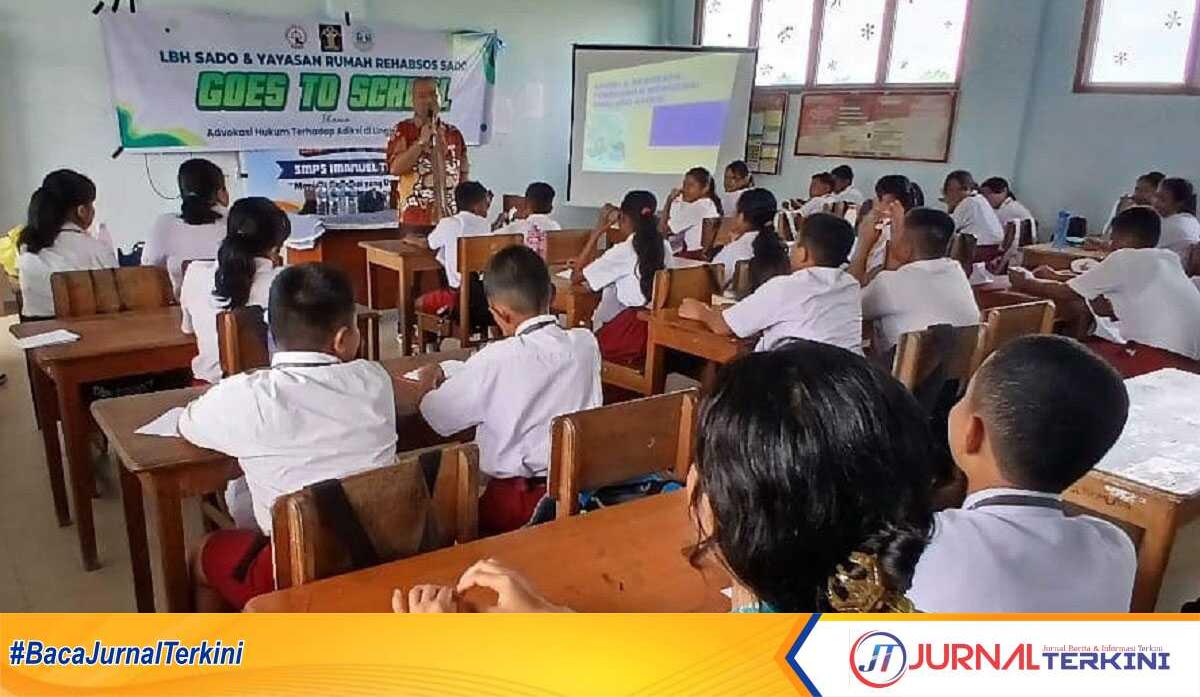 Ketua Yayasan IPWL SADO Karimun memberikan edukasi tentang bahaya narkoba kepada siswa baru dalam Masa Pengenalan Lingkungan Sekolah (MPLS) SMP Swasta Imanuel Tebing Stanislas Due beberapa hari lalu. (Ilustrasi, foto: dokumentasi pribadi/Roy)