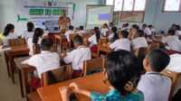 Ketua Yayasan IPWL SADO Karimun memberikan edukasi tentang bahaya narkoba kepada siswa baru dalam Masa Pengenalan Lingkungan Sekolah (MPLS) SMP Swasta Imanuel Tebing Stanislas Due beberapa hari lalu. (Ilustrasi, foto: dokumentasi pribadi/Roy)