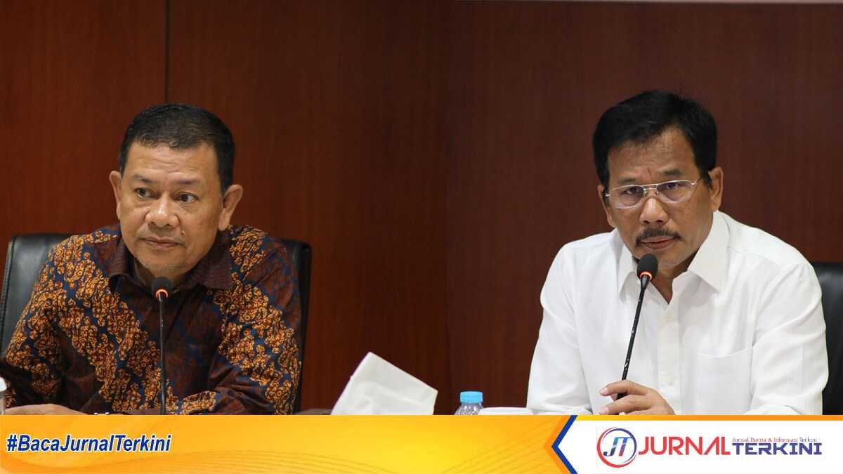 Sekretaris/Anggota Dewan Pertimbangan Presiden (Wantimpres) Zulkarnaen Koto (kiri) dan Kepala Badan Pengusahaan (BP) Batam Muhammad Rudi dalam pertemuan di Marketing Centre BP Batam, Rabu (23/7/2024). (foto: humas bp batam)