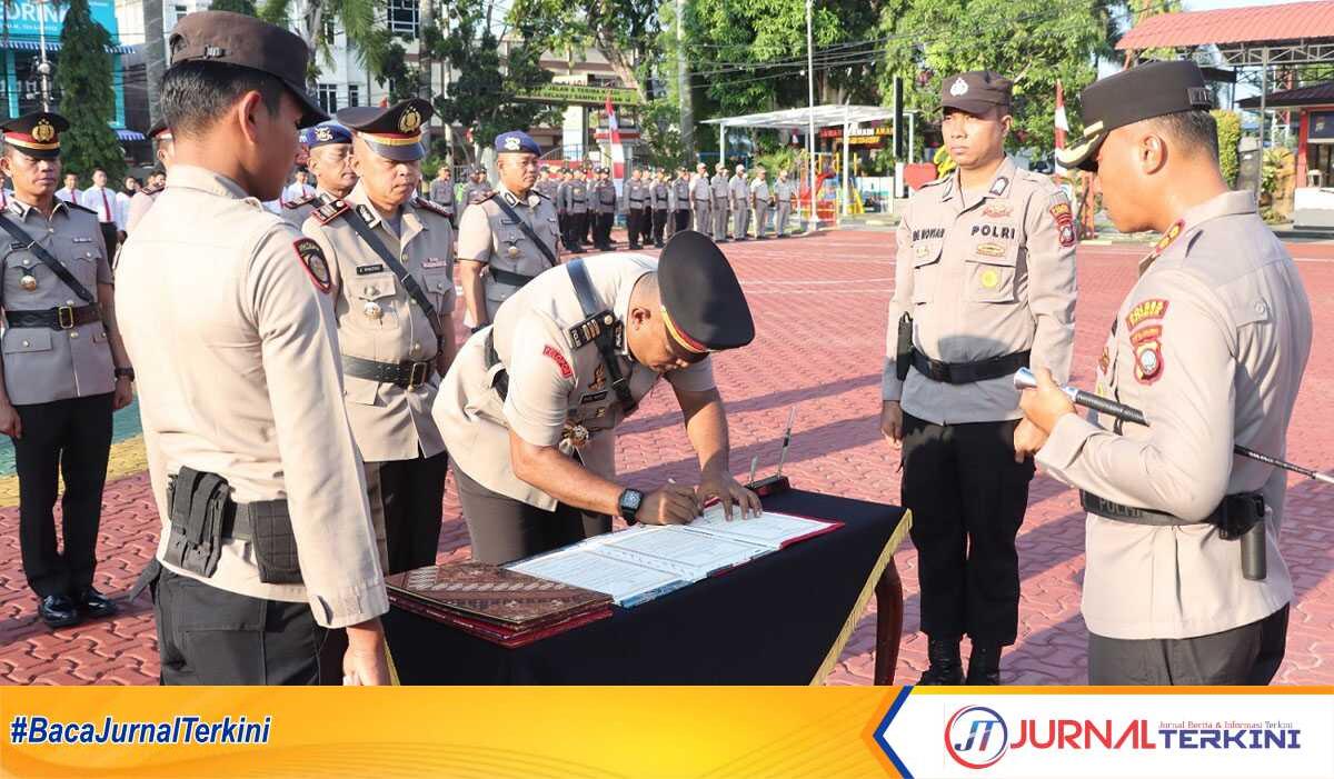 Kapolres Karimun AKBP Fadli Agus memimpin upacara serah terima jabatan Kasat Reskrim, Kasat Polairud, Kasat Intelkam, Kapolsek Kundur Utara/Barat dan Kapolsek Moro di Mapolres Karimun, Rabu (3/7/2024). (foto: Humas Polres Karimun/helman)