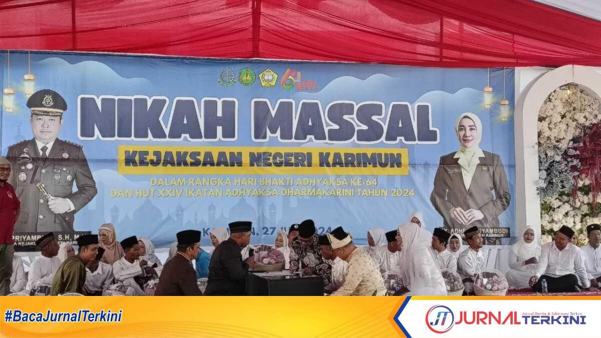 nikah massal hari bhakti Adhyaksa ke-64 1 Prosesi ijab kabul 17 pasang pengantin nikah massal dalam rangka Hari Bhakti Adhyaksa ke-64 serta HUT Ikatan Adhyaksa Dharmakarini ke-24 di halaman Kantor Kejari Karimun, Sabtu (27/7/2024). (JurnalTerkini.id/edy kencana)