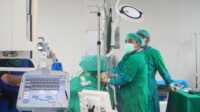 operasi icd jantung RSBP Batam RSBP Batam melaksanakan tindakan pemasangan Implantable Cardioverter Defibrillator (ICD) perdana di Provinsi Kepulauan Riau (Kepri), Jumat (5/7/2024). (Foto: Humas BP Batam)