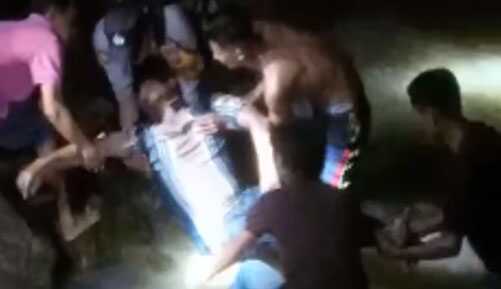 Warga mengevakuasi jenazah Dedi yang tewas tenggelam setelah terpeleset saat memancing dan menjala udang di Jembatan II, Coastal Area, Tanjung Balai Karimun, Senin (22/7/2024) dinihari. (tangkapan layar video restu)