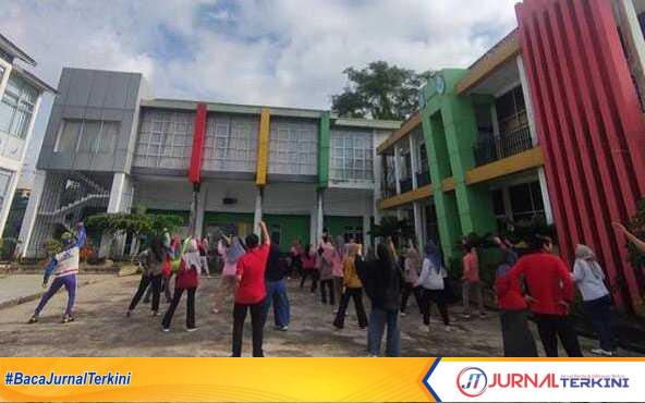 Dinas Kesehatan Kabupaten Indragiri Hilir (Dinkes Inhil) Provinsi Riau melakukan pembinaan fisik bagi pegawai di lingkungan Dinas Kesehatan Kabupaten Indragiri Hilir, Kamis (06/06/2024) pagi. (jurnalterkini.id/abdullah)