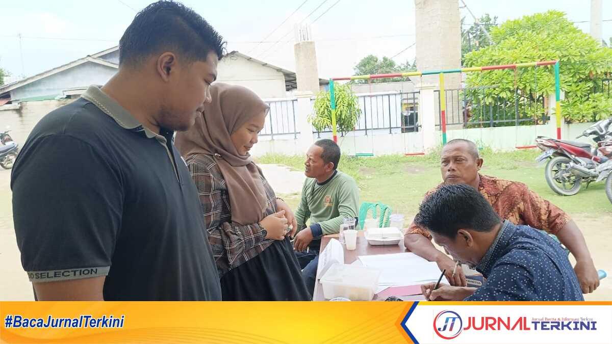 Warga Bangun Sari menggunakan hak pilihnya dalam pemilihan ketua RT dan RT Bangun Sari, Kelurahan Harjosari, Kecamatan Tebing, Kabupaten Karimun, (7/7/2024). (jurnalterkini.id/edy kencana)