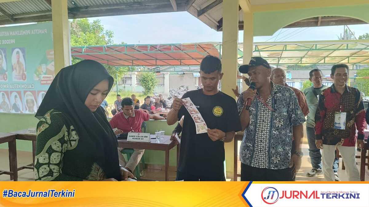 Penghitungan surat suara dalam dalam pemilihan ketua RT dan RT Bangun Sari, Kelurahan Harjosari, Kecamatan Tebing, Kabupaten Karimun, (7/7/2024). (jurnalterkini.id/edy kencana)