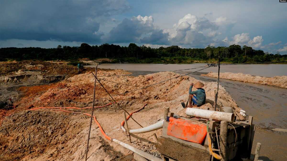 FILE: Seorang penambang tanpa izin beristirahat saat bekerja di area penambangan timah di Toboali, pesisir selatan Pulau Bangka, 29 April 2021. (REUTERS/Willy Kurniawan)