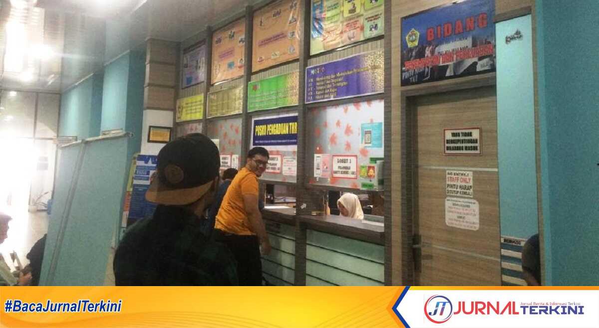 pengurusan kartu kuning bagi pencari kerja di karimun Warga mengurus kartu kuning di Dinas Tenaga Kerja dan Perindustrian Karimun, Selasa (30/7/2024). (jurnalterkini.id/yogi)