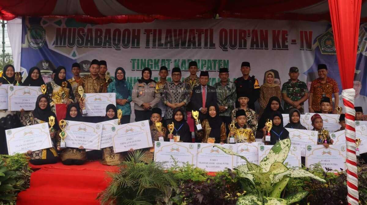Wakil Bupati PALI Soemarjono berfoto bersama para pemenang MTQ Pali, Jumat (8/3/2024). (Diskominfo Pali)
