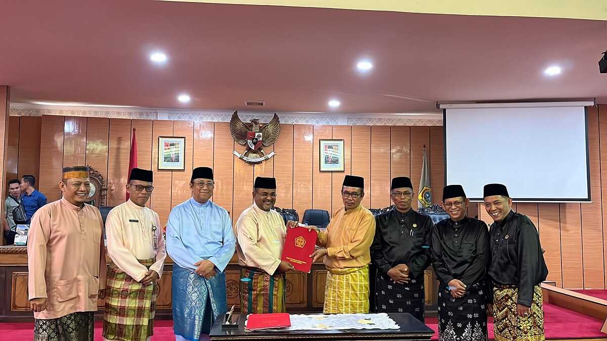 Ketua DPRD Karimun M Yusuf Sirat (kanan) dan Bupati Aunur Rafiq menunjukkan naskah Perda Hari Jadi Karimun Darussalam bersama Wakil Bupati Anwar Hasyim, dua wakil ketua dewan dan pimpinan Aliansi Boedak Balai, usai rapat paripurna di DPRD Karimun, Selasa (25/6/2024). (foto: Dokumentasi pribadi)