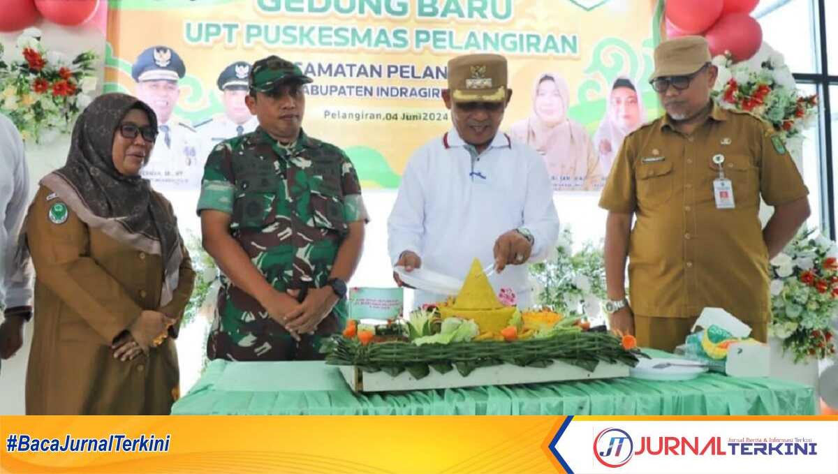 Kepala Dinas Kesehatan Kabupaten Indragiri Hilir, Rahmi Indrasuri (kiri) mendampingi Pj Bupati Inhil Herman saat memotong tumpeng peresmian gedung baru UPT Puskesmas Pelangiran di Kecamatan Pelangiran, Selasa (04/06/2024 ). (jurnalterkini.id/abdullah)