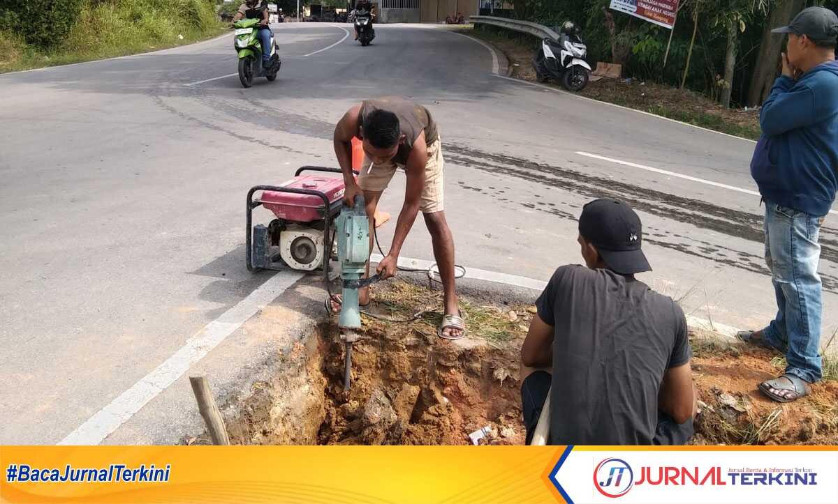 Teknisi Perumda Tirta Mulia Karimun menggali lubang di bahu jalan di Ranggam, Kecamatan Tebing untuk memperbaiki pipa utama yang bocor beberapa hari lalu. (foto: Perumda Tirta Karimun)