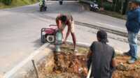 pipa air tirta karimun bocor Teknisi Perumda Tirta Mulia Karimun menggali lubang di bahu jalan di Ranggam, Kecamatan Tebing untuk memperbaiki pipa utama yang bocor beberapa hari lalu. (foto: Perumda Tirta Karimun)