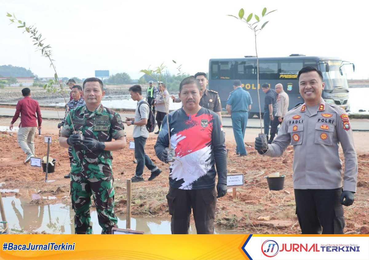 polres karimun tanam pohon Kapolres Karimun AKBP Fadli Agus (kanan), Camat Tebing Khaidir Saleh dan perwakilan TNI AD di sela penanaman bibit pohon menyambut Hari Bhayangkara ke-78 di Tugu Adipura, Coastal Area, Kamis (27/6/2024). (jurnalterkini.id/jansen)