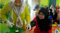 Puskesmas Kuala Lahang, Kelurahan Kuala Lahang, Kecamatan Gaung, Kabupaten Indragiri Hilir (Inhil) Provinsi Riau menggelar kegiatan Posyandu Lansia, Kamis (20/06/2024). (jurnalterkini.id/abdullah)