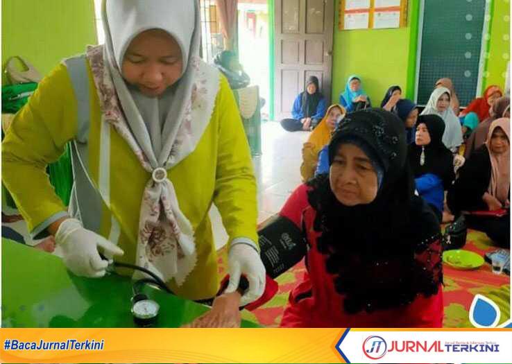 Puskesmas Kuala Lahang, Kelurahan Kuala Lahang, Kecamatan Gaung, Kabupaten Indragiri Hilir (Inhil) Provinsi Riau menggelar kegiatan Posyandu Lansia, Kamis (20/06/2024). (jurnalterkini.id/abdullah)