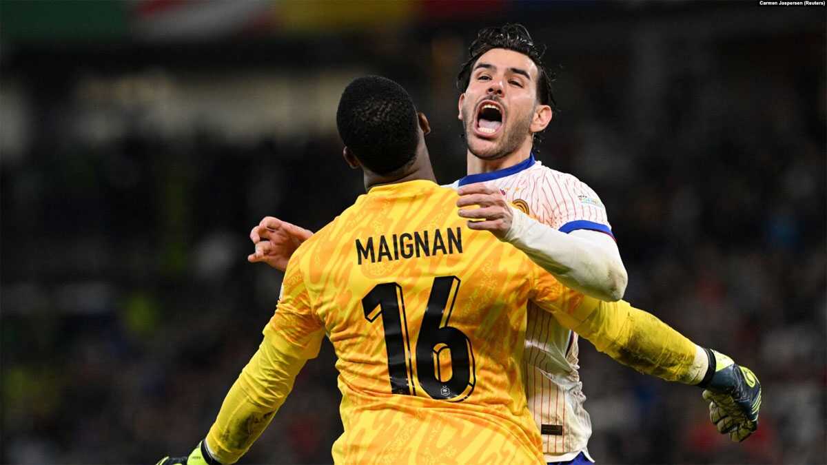 prancis vs portugal euro 2024 Mike Maignan dan Theo Hernandez dari Tim Nasional Prancis merayakan setelah memenangkan kemenangan mereka dalam adu penalti Euro 2024 di Jerman, 5 Juli 2024. (Foto: REUTERS/Carmen Jaspersen)