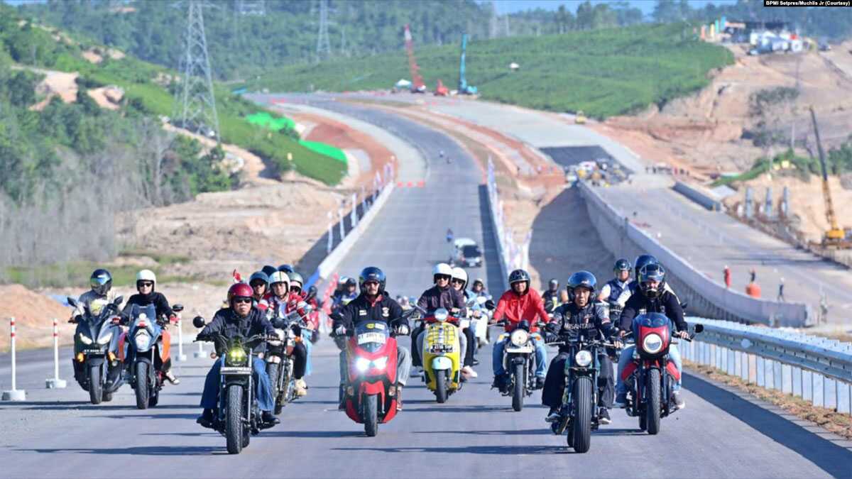 Presiden Joko Widodo mengendarai sepeda motor untuk meninjau progres pembangunan jalan tol Ibu Kota Nusantara (IKN) di Kabupaten Penajam Paser Utara, Provinsi Kalimantan Timur, Minggu, 28 Juli 2024. (Foto: BPMI Setpres/Muchlis Jr)