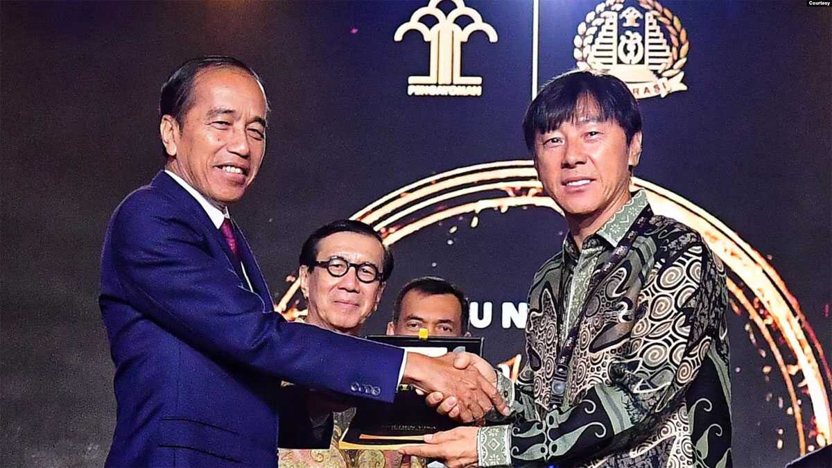 Presiden Jokowi secara simbolis menyerahkan Golden Visa kepada salah satu Global Talent terkemuka, Pelatih Timnas Sepak Bola Indonesia, Coach Shin Tae Yong, di Hotel Raffles, Jakarta. Kamis, 25 Juli 2024. (Biro Setpres)