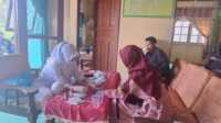 Unit Pelaksana Teknis (UPT) Puskesmas Sungai Piring menggelar Kespro Catin di Kantor Urusan Agama (KUA), yaitu penyuluhan tentang kesehatan reproduksi bagi calon pengantin (catin), skrining imunisasi TT dan injeksi TT Catin, pemeriksaan HIV dan sifilis bagi catin, Selasa (11/06/2024). (jurnalterkini.id/abdullah)