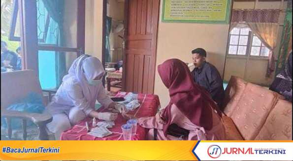 Unit Pelaksana Teknis (UPT) Puskesmas Sungai Piring menggelar Kespro Catin di Kantor Urusan Agama (KUA), yaitu penyuluhan tentang kesehatan reproduksi bagi calon pengantin (catin), skrining imunisasi TT dan injeksi TT Catin, pemeriksaan HIV dan sifilis bagi catin, Selasa (11/06/2024). (jurnalterkini.id/abdullah)