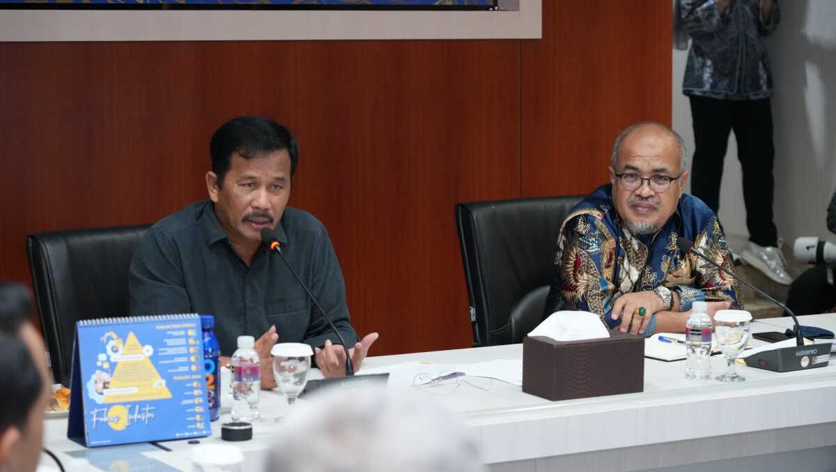 rakor Eco-City BP batam Kepala Badan Pengusahaan (BP) Batam Muhammad Rudi (kiri) memimpin rapat koordinasi pengembangan Rempang Eco-City di Gedung IT Center BP Batam, Kamis (17/7/2024). (Foto: Humas BP Batam)