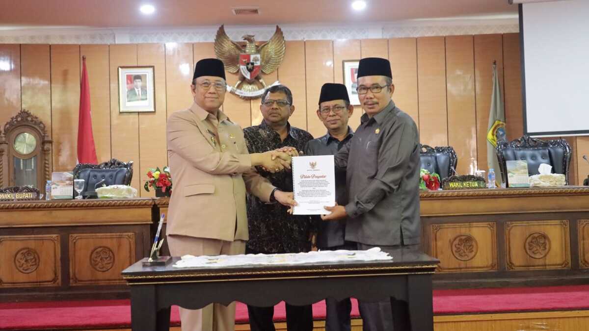 ki-k: Wakil Bupati Karimun anwar Hasyim, Direktur Operasional PT Pelabuhan Karimun (Perseroda), Wakil Ketua DPRD Karimun Rasno dan Ketua DPRD M Yusuf Sirat menunjukkan naskah Rancangan KUAP-PPAS 2024 dalam rapat paripurna di Gedung DPRD Karimun, Kamis (25/7/2024). (jurnalterkini.id/edy kencana)