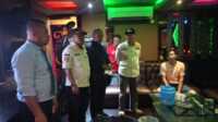 razia hiburan malam tahun baru islam di karimun-7 Kabid Ketertiban Umum Satpol-PP Karimun Abdul Afwi (2 kiri) dan jajaran saat merazia tempat hiburan malam menyambut Tahun Baru Islam 1446 H, Sabtu (6/7/2024) malam. (foto: Satpol PP Karimun)