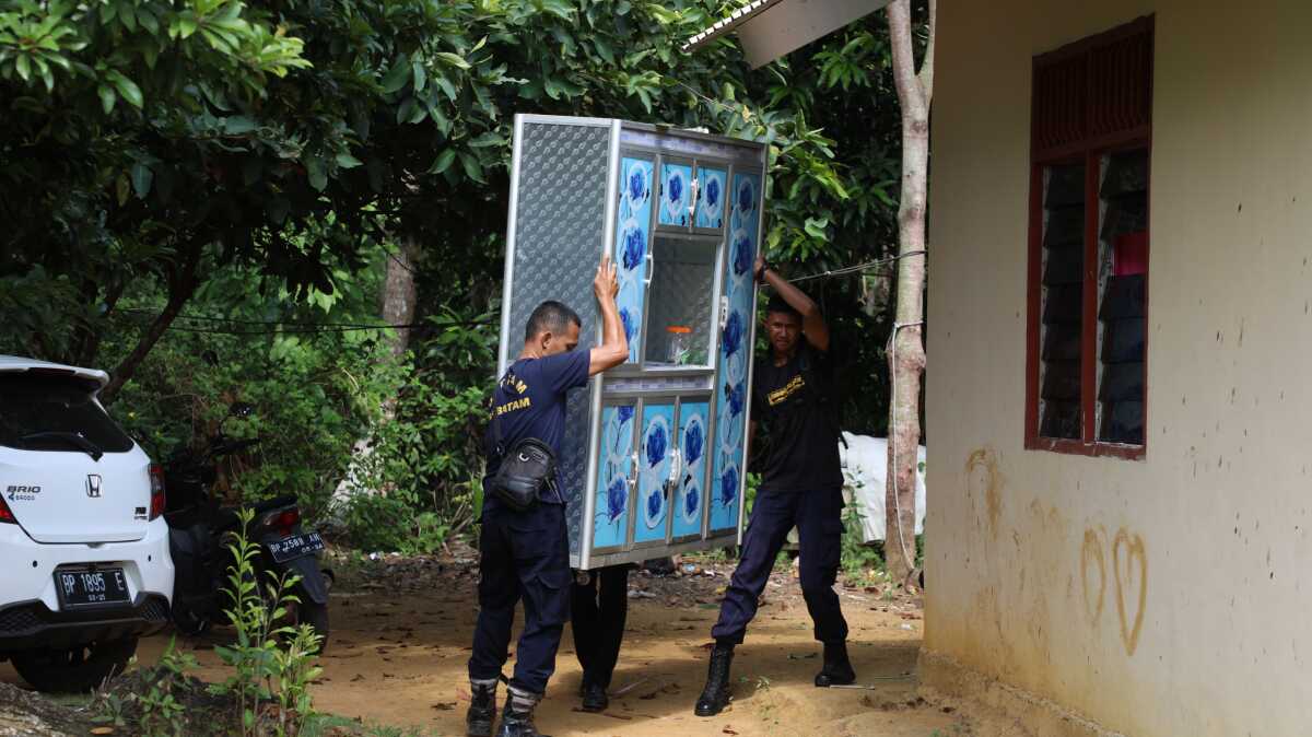 relokasi warga Rempang 1 Petugas BP Batam memfasilitasi pergeseran warga terdampak pengembangan Rempang Eco-City ke hunian sementara di Tanjung Banon, Senin (22/7/2024). (foto: Humas BP Batam)