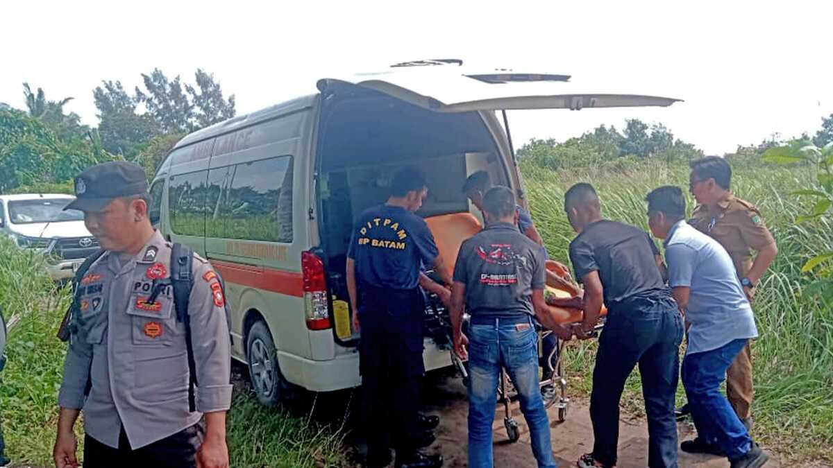 Tim Satuan Tugas saat memfasilitasi pergeseran terhadap salah satu warga yang sedang dalam kondisi sakit (foto: humas bp batam)
