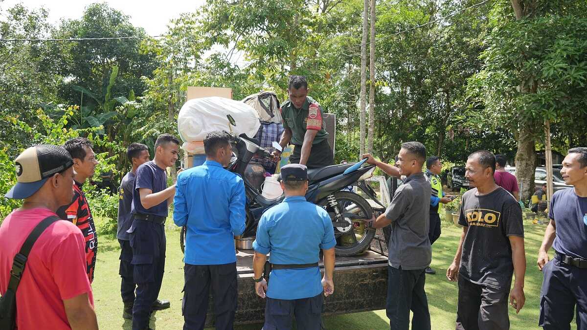 Petugas membantu pergeseran warga Rempang ke hunian sementara di Tanjung Banon, Senin (1/7/2024). (foto: humas bp batam)