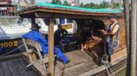 satpolairud polres karimun antisipasi barang ilegal Personel Satpolairud Polres Karimun melakukan pemantauan dan pengawasan kapal-kapal di pelabuhan rakyat Kolong dari aktivitas keluar masuk barang ilegal, Sabtu (13/7/2024). (foto: Satpolairud Polres Karimun)