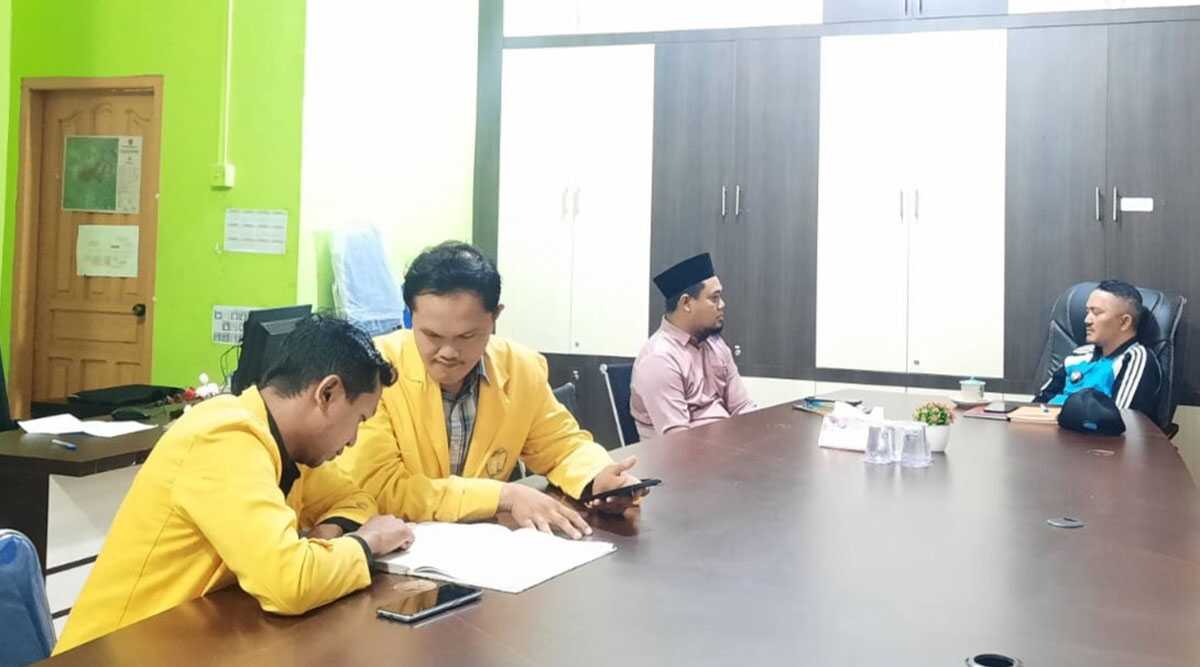 Mahasiswa Universitas Karimun (UK) menggelar pertemuan di Desa Pangke, Jumat (5/7/2024). (dokumentasi pribadi/andri)