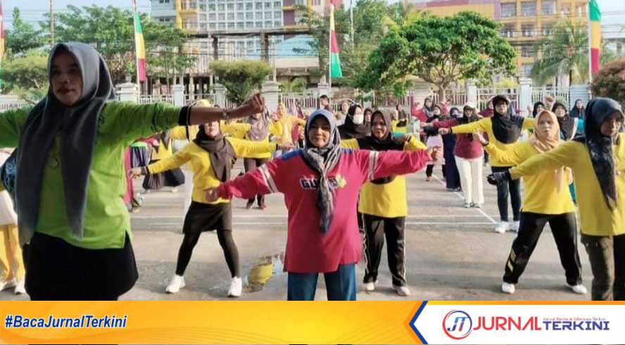 Senam pagi di halaman Mess Kedaton Rumah Dinas Bupati Indragiri Hilir (Inhil), Minggu (9/6/2024). (jurnalterkini.id/abdullah)
