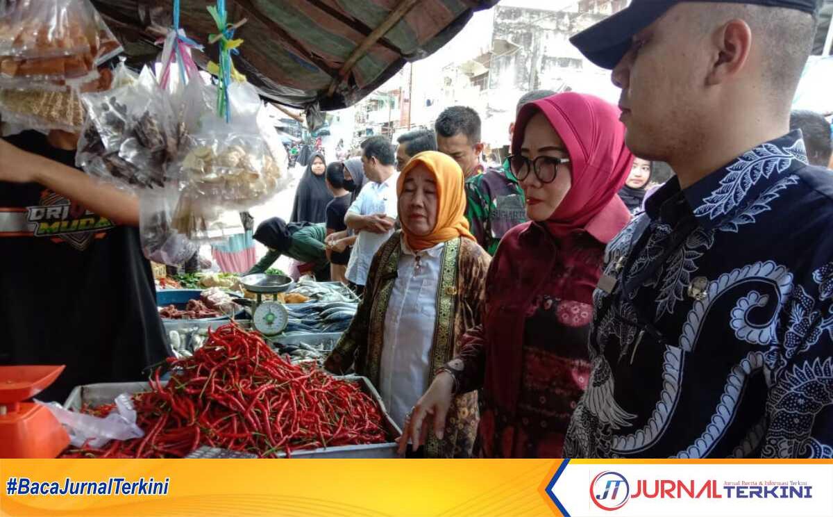 Sekda Kabupaten Penukal Abab Lematang Ilir (PALI) Kartika Yanti memimpin monitoring dan inspeksi mendadak (sidak) ke sejumlah toko di Pasar Inpres Pendopo, Kecamatan Talang Ubi, Kamis (13/6/2024). (JurnalTerkini.id/alam budi kesuma)
