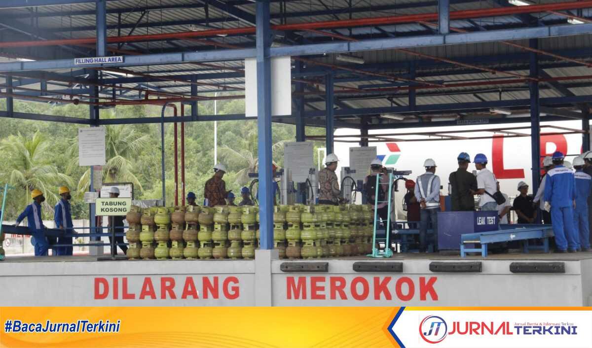 Stasiun Pengisian Bulk Elpiji (SPBE) PT Palugada Karimun Sejahtera (PKS) di Sememal, Kelurahan Pasir Panjang, Kecamatan Meral Barat mulai uji coba pengisian gas elpiji 3 kilogram, Senin (1/7/2024). (JurnalTerkini.id/edy kencana)