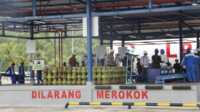 Stasiun Pengisian Bulk Elpiji (SPBE) PT Palugada Karimun Sejahtera (PKS) di Sememal, Kelurahan Pasir Panjang, Kecamatan Meral Barat mulai uji coba pengisian gas elpiji 3 kilogram, Senin (1/7/2024). (JurnalTerkini.id/edy kencana)
