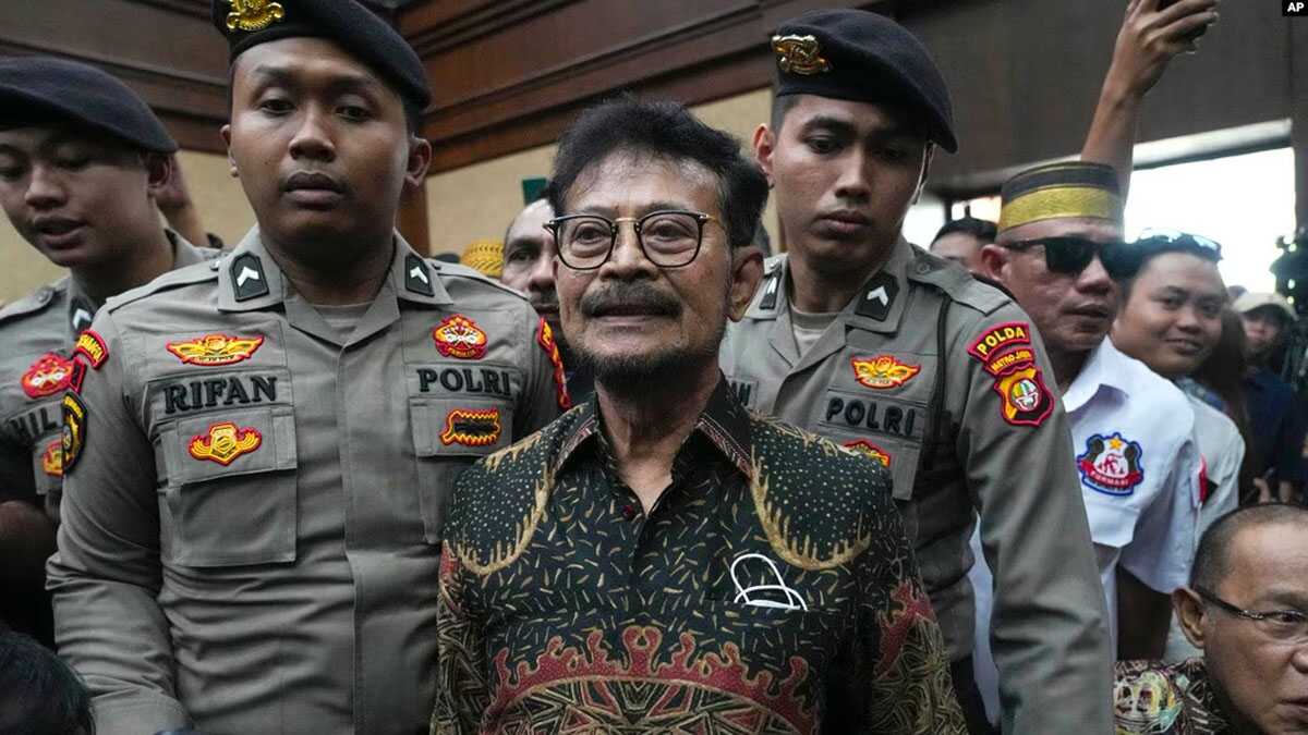 syahrul yasin limpo terbukti korupsi Mantan Menteri Pertanian Syahrul Yasin Limpo (tengah) dikawal ketat oleh polisi setibanya di Pengadilan Tipikor Jakarta, untuk mengikuti sidang putusan perkara korupsi, 11 Juli 2024. (foto: AP)