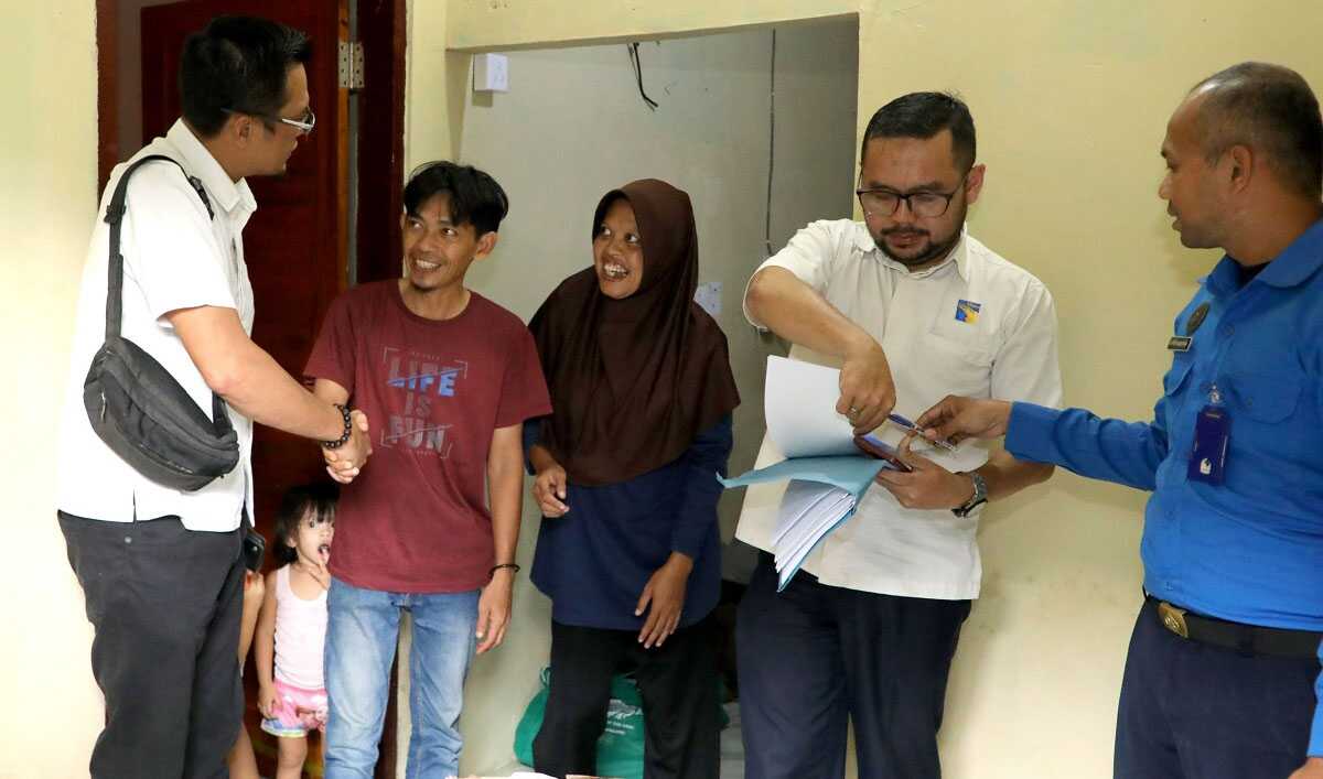 Petugas BP Batam membantu pergeseran warga terdampak Rempang Eco-City ke hunian sementara di Tanjung Banon, Rabu (10/7/2024). (foto: humas bp batam)