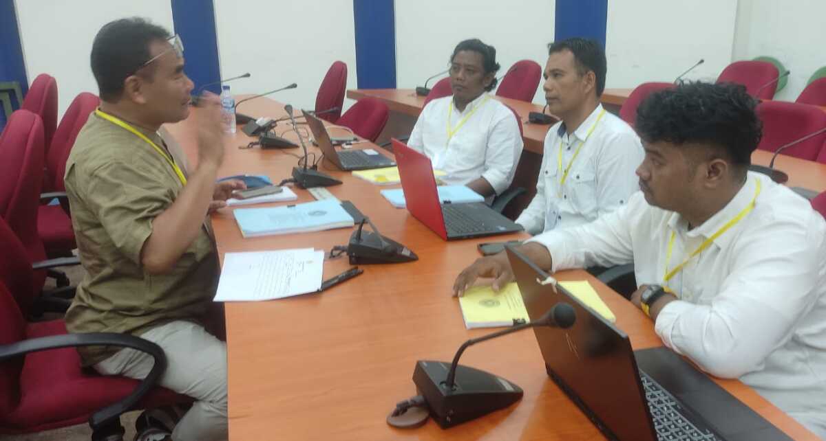 Tim penguji dari LUK UPN Veteran Yogyakarta menguji kompetensi wartawan di hari pertama UKW yang digelar BP Batam bersama SMSI Kepri di IT Center BP Batam, Jumat (12/7/2024). (Foto: SMSI Kepri)