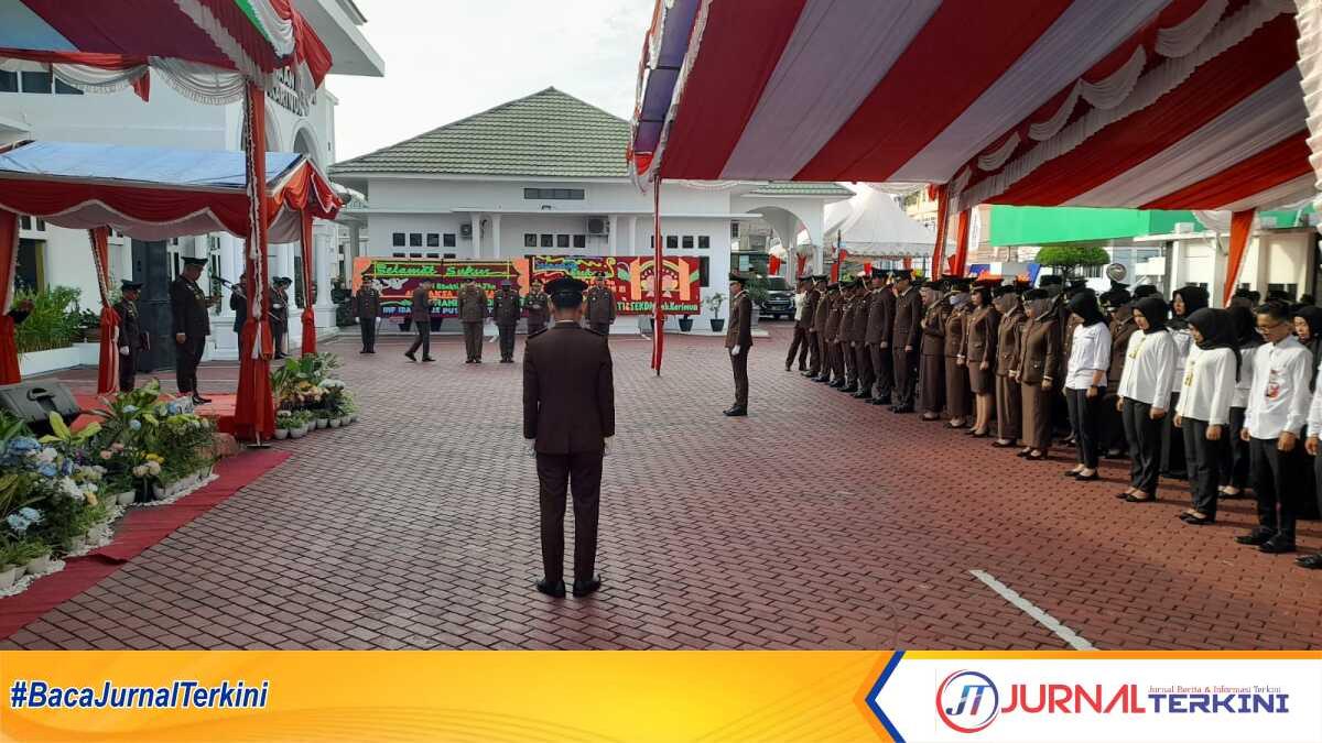 upacara Hari Bhakti Adhyaksa ke-64 di Kantor Kejari Karimun Upacara Hari Bhakti Adhyaksa ke-64 di Kantor Kejari Karimun, Senin (22/7/2024). (JurnalTerkini.id/jansen)