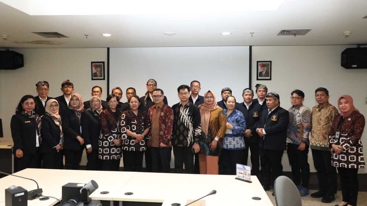 Kepala Pusat Pengembangan KPBPBB dan KEK, Irfan Syakir Widyasa (tengah) berpose bersama rombongan Visitasi Kepemimpinan Nasional (VKN) Pelatihan Kepemimpinan Nasional (PKN) Tingkat II Angkatan XIII Daerah Istimewa Yogyakarta 2024 yang dipimpin oleh Widya Iswara Ahli Utama, Wuryani pada Rabu (17/7/2024) di IT Center BP Batam. (Foto: humas bp batam)