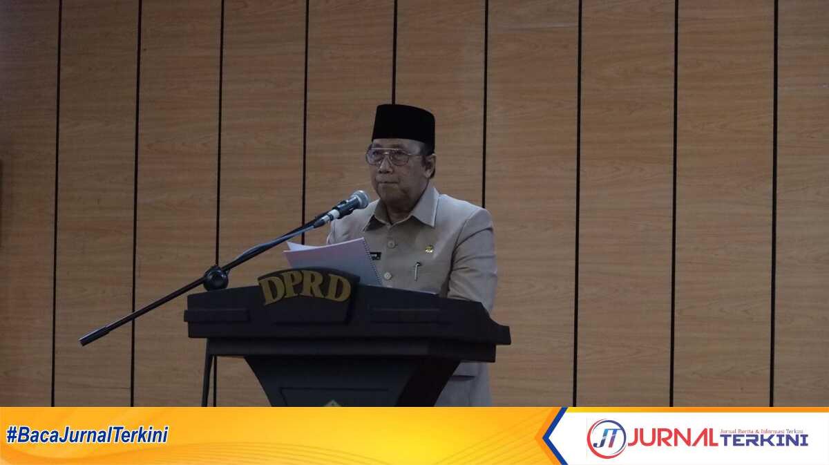 Wakil Bupati Karimun Anwar Hasyim menyampaikan pidato dalam rapat paripurna DPRD Karimun pada Kamis (25/7/2024) beragendakan penyampaian KUAP-PPAS 2024 dan KUA-PPAS 2025. (jurnalterkini..id/edy kencana)