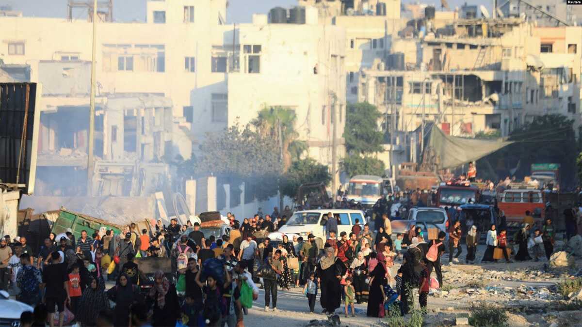 Warga Palestina, yang mengungsi dari bagian timur Kota Gaza setelah perintah evakuasi oleh militer Israel tampak membawa barang-barang mereka untuk meninggalkan Kota Gaza, Minggu (7/7/2024). (Reuters)