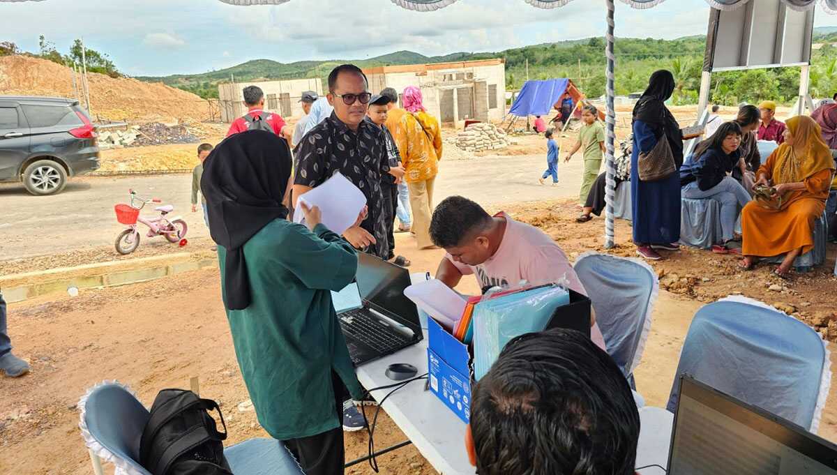 warga rempang bergeser ke tanjung banon Warga Rempang yang telah bergeser saat memilih lokasi rumah baru mereka yang berlokasi di Tanjung Banon (courtesy: humas bp batam)