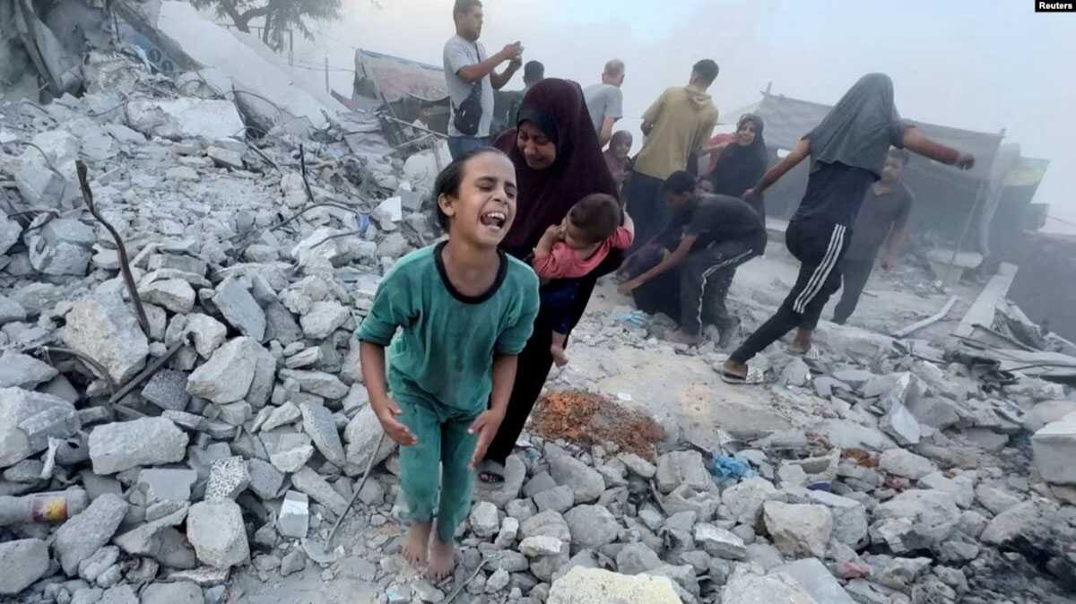 zionis serang palestina Seorang anak Palestina menangis pasca serangan udara Israel menghancurkan sekolah PBB yang menampung pengungsi Palestina di Khan Younis, Jalur Gaza selatan, 3 Juli 2024. (Reuters)