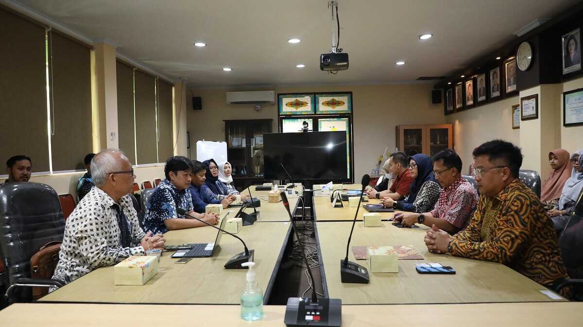 BP Batam-BBSPJPPI Kerja Sama Laboratorium Uji Badan Usaha Fasilitas dan Lingkungan (BU Fasling) Badan Pengusahaan (BP) Batam dan Balai Besar Standardisasi dan Pelayanan Jasa Pencegahan Pencemaran Industri (BBSPJPPI) menandatangani perjanjian kerja sama laboratorium uji di Ruang Rapat Industri Hijau BBSPJPPI Semarang, Kamis (22/8/2024). (foto: humasbpbatam)