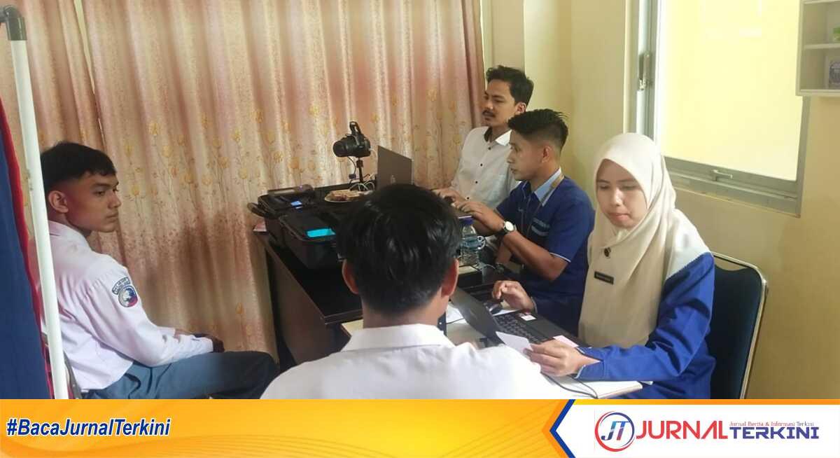 Dinas Kependudukan dan Pencatatan Sipil (Disdukcapil) Kota Padang jemput bola melakukan perekaman KTP-eL di sekolah, Selasa (6/8/2024). (JurnalTerkini.id/Diona Arvoni)
