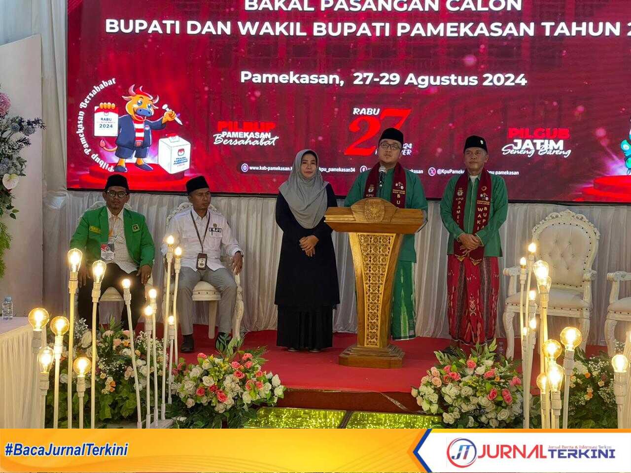 RKH. Muhammad Baqir Aminatullah didampingi wakilnya Taufadi saat sambutan usai menyerahkan berkas pendaftaran ke kantor KPU Pamekasan. jurnalterkini.id/fiki